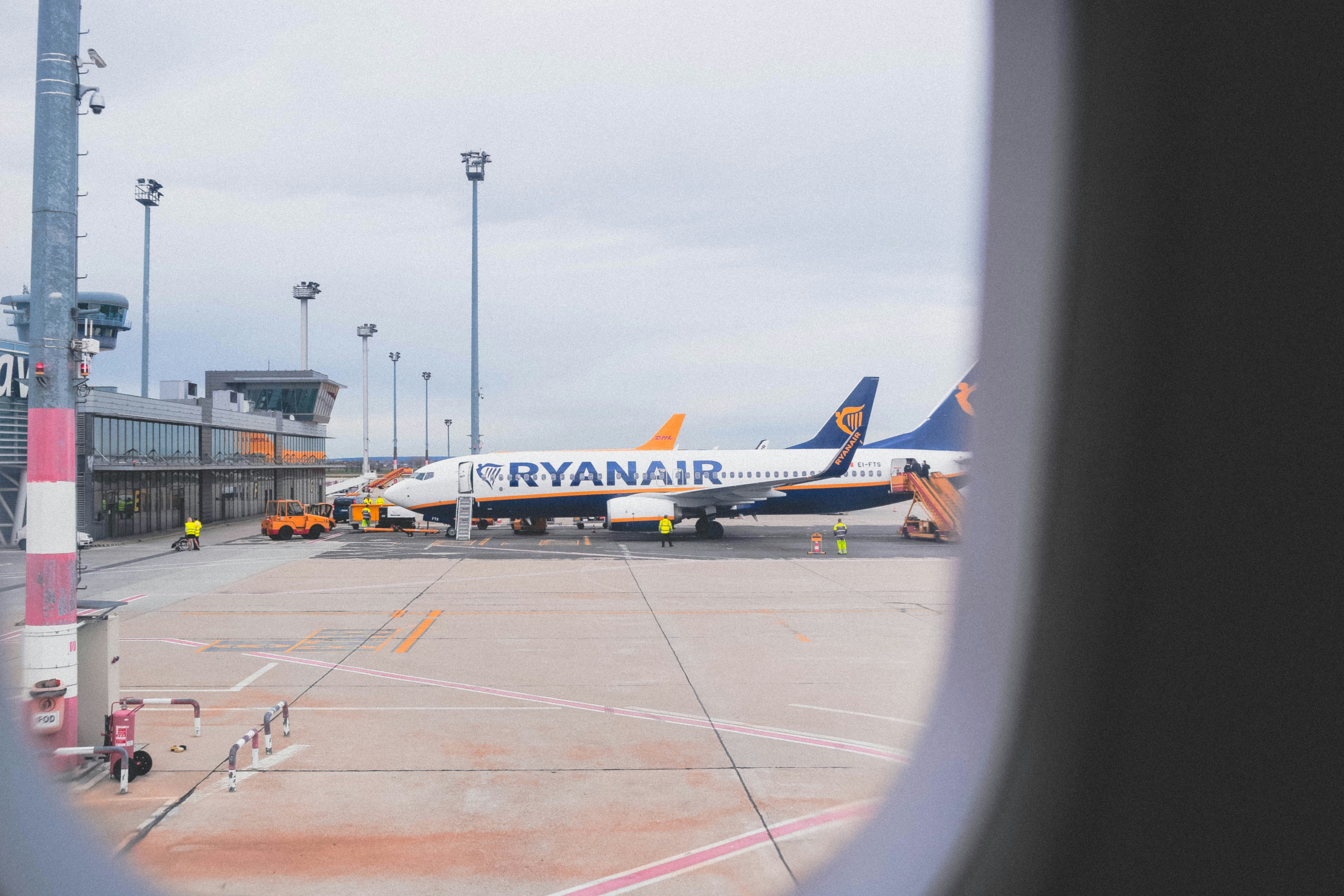 Αναταράξεις στα οικονομικά αποτελέσματα των αεροπορικών εταιρειών: Ryanair βλέπει απότομη πτώση των κερδών